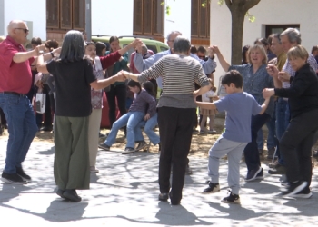 Llibres, sardanes i caramelles omplen Marata per celebrar Sant Jordi i la Pasqua