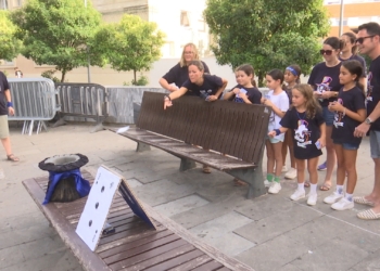 Les Blaves converteixen la plaça de Can Trullàs en una gimcana d’aigua