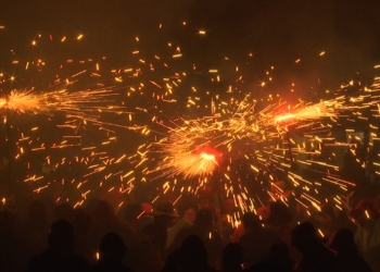 La Colla Jove dels Diables de Granollers omple de foc i tradició el centre de la ciutat amb el correfoc