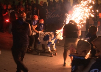 Els torets embolats fan vibrar la plaça de Can Trullàs amb el seu foc fred