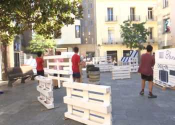 La ‘Pintura al Vol Infantil’ converteix la plaça de les Olles en una guerra de pistoles d’aigua
