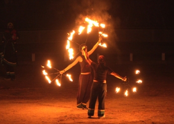 Els FocErrats recorren els carrers de Vilanova amb el clàssic correfoc
