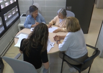 El programa Grana busca voluntaris per reforçar el suport a la lectura i l’escriptura