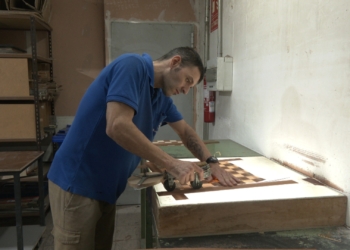 L’empresa garriguenca Rechapados Ferrer fabrica taulers d’escacs des dels anys 60