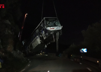 Retiren l’autobús accidentat a Fogars de Monclús