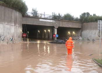 Diversos vehicles queden atrapats en un pas soterrat inundat a Granollers