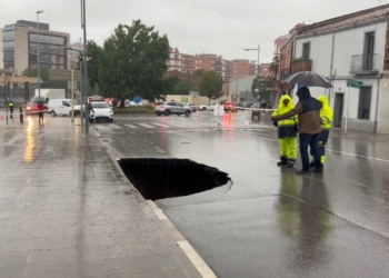 Un esbornac afecta el carrer de Josep Umbert