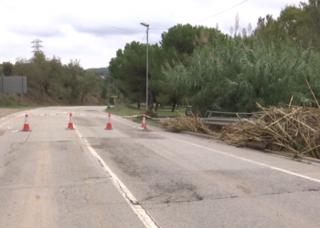 La carretera 1415c, a la Roca del Vallès, tallada a causa dels aiguats