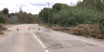 La carretera 1415c, a la Roca del Vallès, tallada a causa dels aiguats