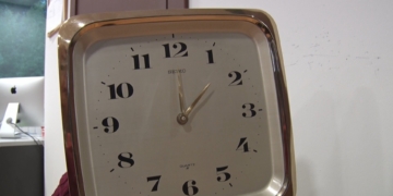 Torna el canvi d’hora aquest cap de setmana, una mesura cada cop més qüestionada