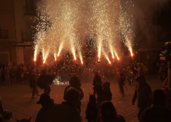 Els versots i el correfoc infantil omplen de sàtira, pólvora i tradició la Festa Major de Caldes