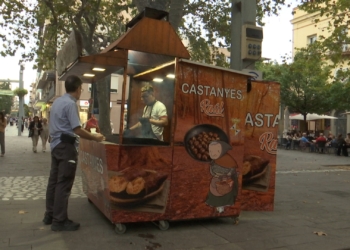 Les primeres parades de castanyes torrades ja es poden veure arreu de la comarca