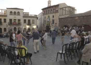 L’Agrupació Sardanista de Caldes de Montbui omple la plaça de la Font del Lleó